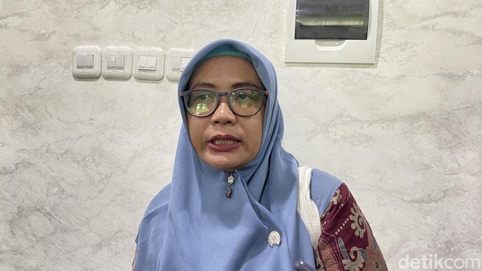 Salah satu perwakilan guru R1D asal Boyolai, Rina Dewi Astuti (41) di Kantor DPRD Jateng, Kecamatan Semarang Selatan, Kamis (17/7/2025).