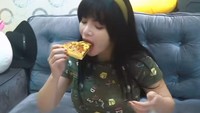 Sering buat konten menghibur, Dinar pernah mengunggah momen makan pizza sebanyak itu sendirian. Foto: Instagram Dinar Candy