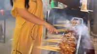 Dinar juga pernah nih iseng menggantikan penjual sate untuk memanggang sate ayam dan sate kambing pesanannya. Foto: Instagram Dinar Candy