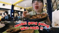 Punya kanal YouTube, Dinar sering unggah videonya makan di restoran. Salah satunya saat ia makan ikan goreng dengan sambal nagih di sebuah restoran.  Foto: Instagram Dinar Candy