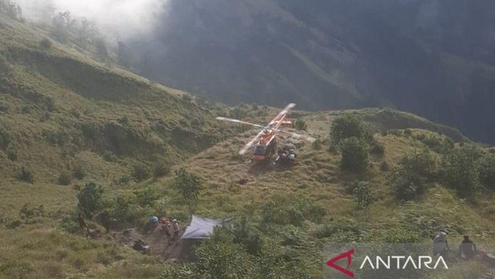 Helikopter SAR mendarat untuk melakukan upaya evakuasi pendaki asal Belanda yang terjatuh di Gunung Rinjani, Kamis (17/7/2025).