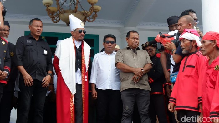 Sultan Tidore, Husain Sjah bersama Wali Kota, Wakil Wali Kota dan Ketua DPRD Kota Tidore Kepulauan dalam aksi demonstrasi di Kedaton Kesultanan Tidore.