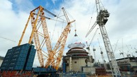Kubah baja raksasa mulai sejajar dengan puncak bangunan reaktor kedua, menandai kemajuan penting dalam pembangunan Hinkley Point C. Foto: REUTERS/Isabel Infantes