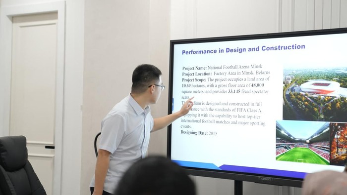 Investor asal China membahas potensi kerja sama pembangunan Stadion Untia Makassar.