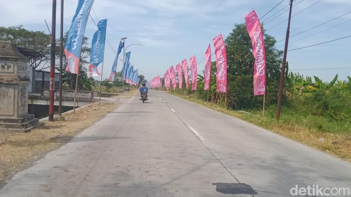 Jalan Pakis- Daleman, Kecamatan Wonosari, Klaten mulai berhias jelang peluncuran Kopdes Merah Putih, Kamis (17/7/2025).