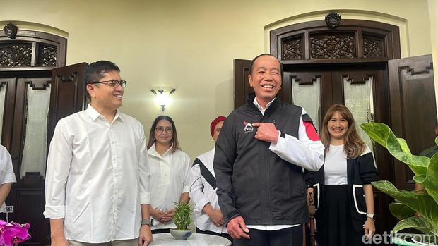 Jokowi saat memamerkan jaket PSI dengan logo gajah kepala merah di Solo, Kamis (17/7/2025)