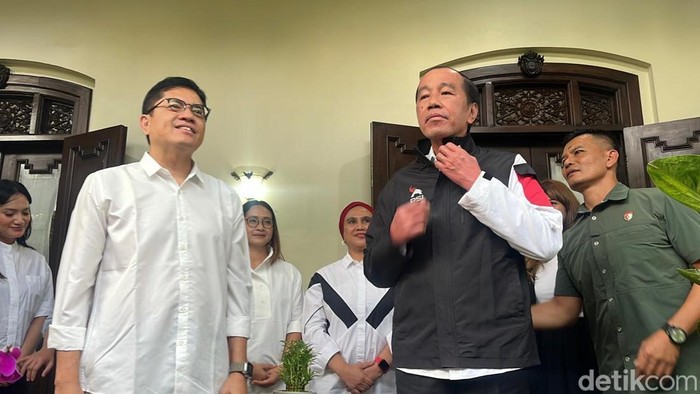 Jokowi kenakan jaket dari PSI berlogo gajah, Kamis (17/7/2025)