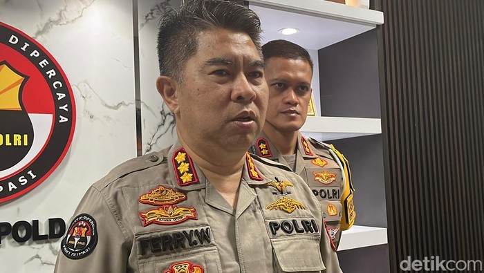Kabid Humas Polda Sumut Kombes Ferry Walintukam saat memberikan keterangan soal 2 personel PJR. (Finta Rahyuni/detikSumut)