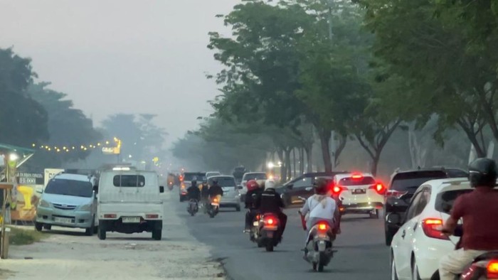 Kabut asap selimuti jalan protokol Pekanbaru akibat kebakaran lahan. (istimewa)