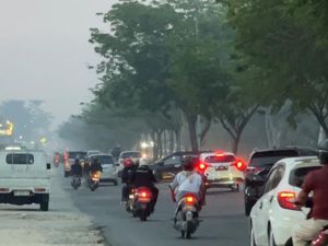 Lahan di Pekanbaru Terbakar, Jalan Protokol Diselimuti Asap
