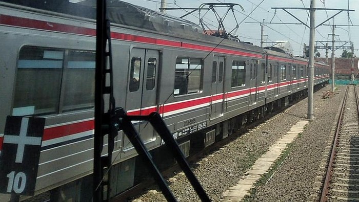 Kaca kabin depan KA commuter line rute Tanah Abang- Rangkasbitung rusak usai dilempar batu oleh orang tidak dikenal.