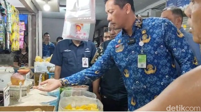 Kadis Ketahanan Pangan Medan saat mengecek beras di Pasar Sukaramai Medan. (Kartika Sari/detikSumut)