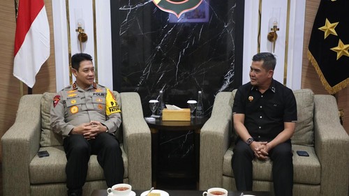 Kapolda Bali, Irjen Daniel Adityajaya, menerima audiensi Kabinda Bali, Brigjen TNI Tony Kurniawan, di ruang kerjanya, Kamis (17/7/2025). (Dok. Polda Bali)