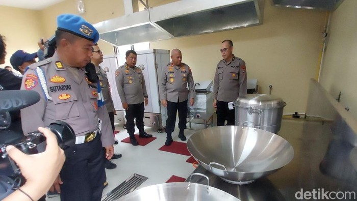 Kapolda Kalsel meninjau gedung SPPG Polda Kalsel.