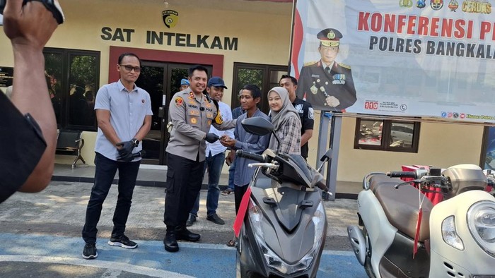 Kapolres Bangkalan mengembalikan motor Honda BeAT milik mahasiswi UTM korban begal.