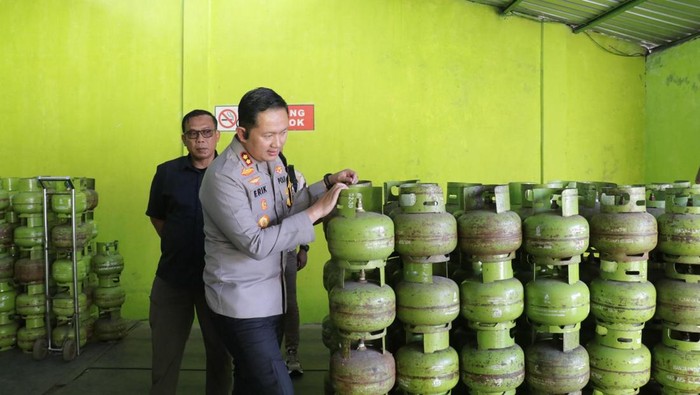 Kapolres Magetan AKBP Raden Erik Bangun Prakasa mengecek ketersediaan di pangkalan elpiji