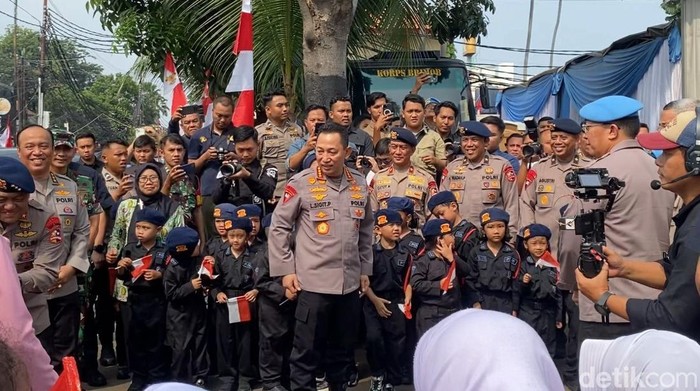 Kapolri Jenderal Listyo Sigit Prabowo akan meresmikan satuan pelayanan pemenuhan gizi (SPPG) di Mako Brimob, Depok. Kapolri disambut siswa TK berseragam Brimob. (Devi P/detikcom)