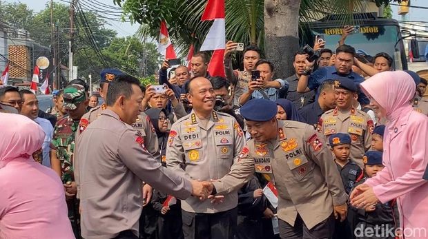 Kapolri Jenderal Listyo Sigit Prabowo akan meresmikan satuan pelayanan pemenuhan gizi (SPPG) di Mako Brimob, Depok. Kapolri disambut siswa TK berseragam Brimob. (Devi P/detikcom)