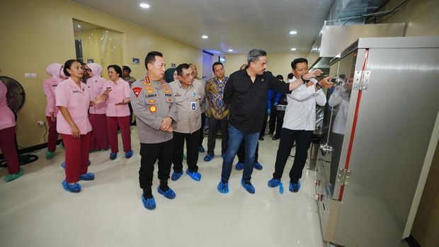 Kapolri Jenderal Listyo Sigit Prabowo meresmikan 28 Satuan Pelayanan Pemenuhan Gizi (SPPG). Diharapkan ada 96 ribu penerima manfaat Makan Bergizi Gratis (MBG). (dok Ist)