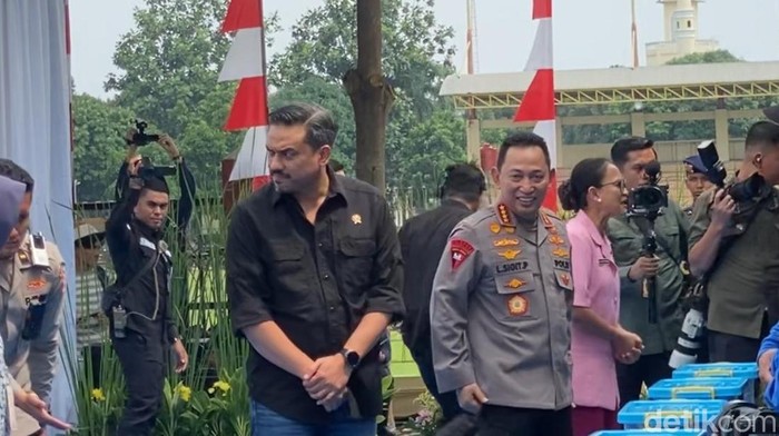 Kapolri Jenderal Listyo Sigit Prabowo meresmikan Satuan Pelayanan Pemenuhan Gizi (SPPG) di Mako Brimob Depok (Devi P/detikcom)
