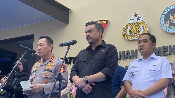Kapolri Jenderal Listyo Sigit Prabowo (pertama dari kiri)-(Devi/detikcom)