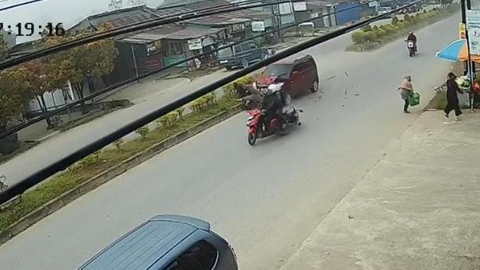 Kecelakaan beruntun tewaskan 1 pemotor terjadi di Kendari.