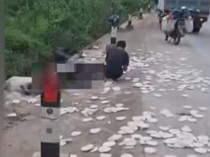 Mobil Tabrak Motor Penjual Kerupuk di Kukar hingga Masuk Parit