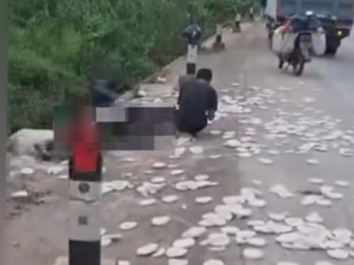 Kecelakaan pemobil dengan penjual kerupuk di Jalan Poros Samarinda - Bontang.