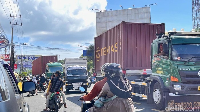 Kemacetan yang terjadi di sepanjang jalan raya Situbondo-Banyuwangi