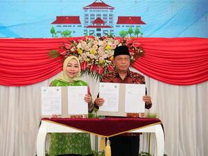 Menteri ATR Serahkan Sertifikat di Sulut, Janji Selesaikan PR Pertanahan
