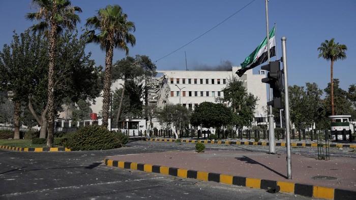 A view of a destroyed building, after powerful airstrikes shook Damascus on Wednesday, targeting the defense ministry, as Israel vowed to destroy Syrian government forces attacking Druze communities in southern Syria and demanded their withdrawal, in Damascus July 16, 2025. REUTERS/Khalil Ashawi