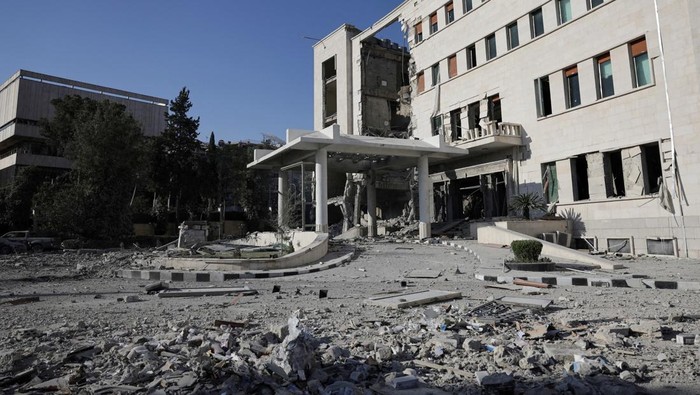 A view of a destroyed building, after powerful airstrikes shook Damascus on Wednesday, targeting the defense ministry, as Israel vowed to destroy Syrian government forces attacking Druze communities in southern Syria and demanded their withdrawal, in Damascus July 16, 2025. REUTERS/Khalil Ashawi