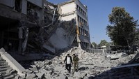 Serangan ini adalah bagian eskalasi selama tiga hari oleh Israel, yang mengaku menargetkan markas militer rezim Suriah guna melindungi komunitas Druze di selatan Assad. (REUTERS/Khalil Ashawi)  