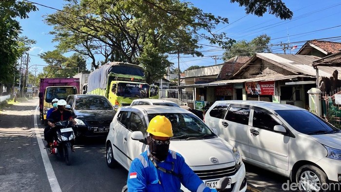 Kepadatan kendaraan di dua lajur jalan raya Situbondo-Banyuwangi