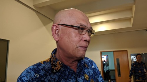 Kepala Dinas Pemberdayaan Masyarakat Pemerintahan Desa dan Kependudukan dan Pencatatan Sipil NTB, Lalu Hamdi, saat diwawancarai di Mataram, Kamis (17/7/2025). (Ahmad Viqi/detikBali)