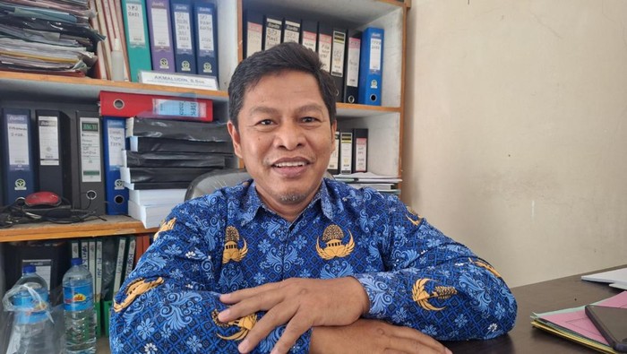 Kepala Seksi Kelembagaan Sarana dan Prasarana Disdik Mataram, Akmaludin, saat ditemui di ruangannya, Kamis (17/7/2025). (Nathea Citra/detikBali)