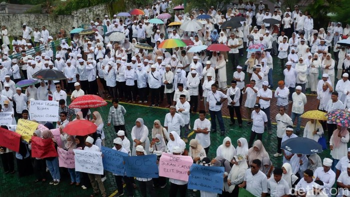 Massa aksi berpakaian serba putih memenuhi halaman Kedaton Kesultanan Tidore.