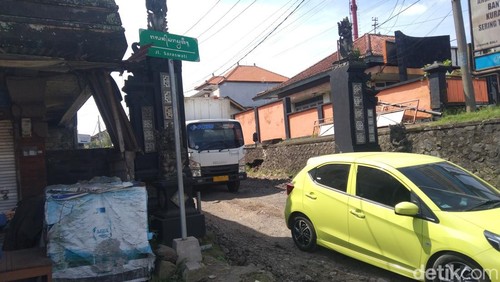 Kondisi Jalan Saraswati yang cukup parah setelah dilalui kendaraan akibat pengalihan arus lalulintas imbas jalan ambles di Desa Bajera, Kecamatan Selemadeg, Tabanan.