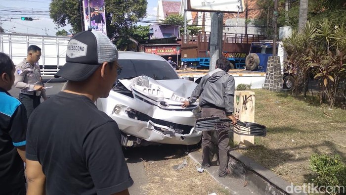 Kondisi mobil Toyota Avanza yang ringsek pada bagian depan, usai menghantam Kereta Api (KA) Batara Kresna, di Jalan Slamet Riyadi Solo, Kamis (17/7/2025).