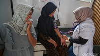 Dokter memeriksa kesehatan pedagang di posko kesehatan modular yang terbuat dari kontainer bekas di Pasar Jaya Cengkareng, Jakarta, Kamis (17/7/2025).