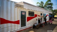Posko ini menggunakan kontainer dan difungsikan sebagai ruangan untuk cek kesehatan.