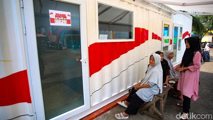 Warga menunggu antrean berobat di posko kesehatan modular yang terbuat dari kontainer bekas di Pasar Jaya Cengkareng, Jakarta, Kamis (17/7/2025). Posko kesehatan gratis ini hadir sebagai bentuk kolaborasi lintas sektor untuk meningkatkan kualitas kesehatan masyarakat yang berada di wilayah padat aktivitas ekonomi seperti pasar tradisional.