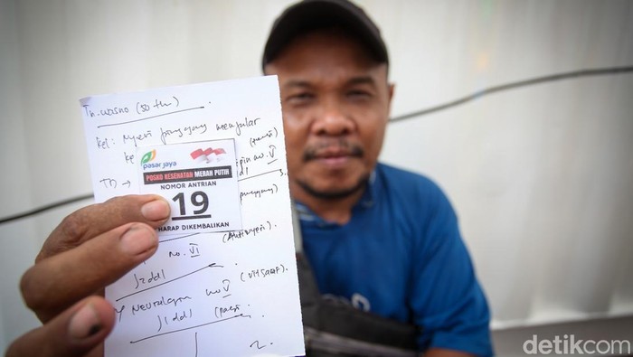 Warga menunggu antrean berobat di posko kesehatan modular yang terbuat dari kontainer bekas di Pasar Jaya Cengkareng, Jakarta, Kamis (17/7/2025). Posko kesehatan gratis ini hadir sebagai bentuk kolaborasi lintas sektor untuk meningkatkan kualitas kesehatan masyarakat yang berada di wilayah padat aktivitas ekonomi seperti pasar tradisional.