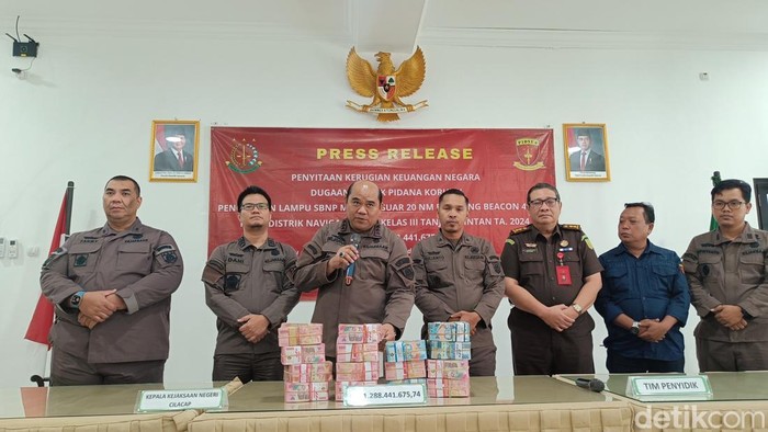 Kajari Cilacap, Muhamad Irfan Jaya (ketiga kiri) menunjukkan barang bukti pengembalian uang dugaan hasil korupsi pengadaan 4 unit Lampu SBNP Menara Suar saat konferensi pers di kantornya, Kamis (17/7/2025).