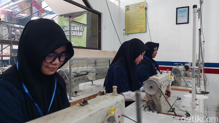 Peserta kursus menjahit mempraktikkan keterampilannya