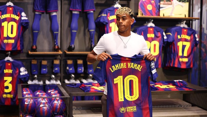 Soccer Football - Lamine Yamal signs contract extension with FC Barcelona - Barcelona, Spain - July 16, 2025 FC Barcelonas Lamine Yamal poses with a shirt during his contract extension signing REUTERS/Albert Gea