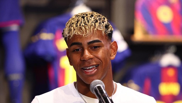 Soccer Football - Lamine Yamal signs contract extension with FC Barcelona - Barcelona, Spain - July 16, 2025 FC Barcelonas Lamine Yamal speaks at his contract extension signing REUTERS/Albert Gea