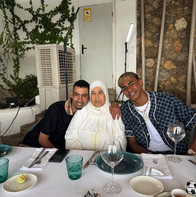 Ulang tahun ke-18 Lamine Yamal jatuh pada 13 Juli 2025. Yamal memilih untuk merayakan ulang tahunnya lebih awal dengan menggelar acara makan malam intim bersama keluarga di Restoran La Cúpula, Garraf, Spanyol. Foto: Dok. Instagram