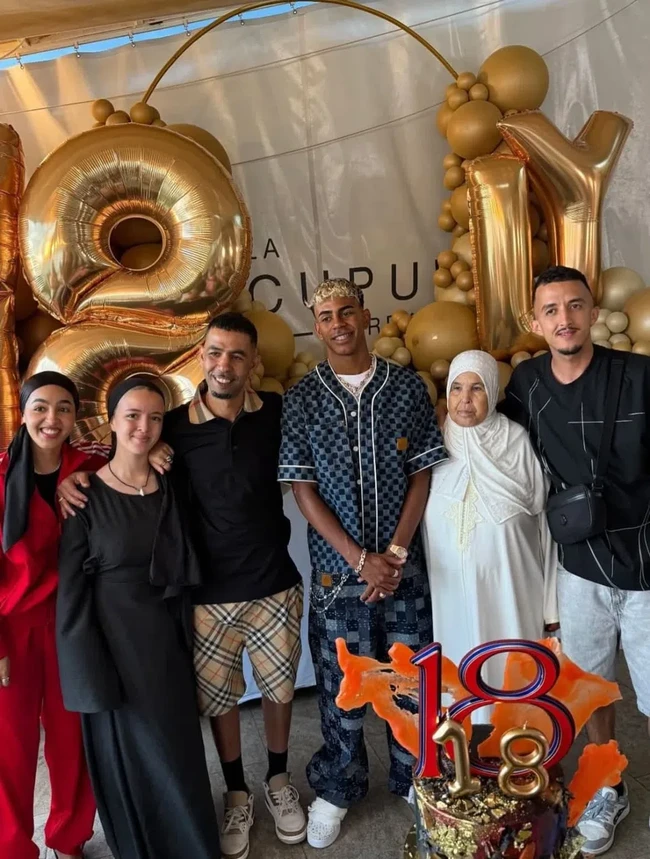 Menurut laporan dari Mundo Deportivo, Yamal merayakan momen spesial ini bersama kedua orang tuanya, adik laki-lakinya, neneknya, dan beberapa sahabat dekat. Dikabarkan hanya 20 orang yang diundang ke pesta ulang tahun tersebut. Foto: Dok. Instagram