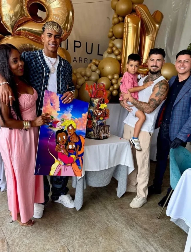 Pada perayaan hari jadinya, Lamine Yamal mendapat hadiah istimewa dari keluarganya. Pemain Barcelona yang baru saja dipercaya memakai nomor punggung 10 itu dihadiahi litograf khusus bertema Goku yang menggambarkan dirinya bersama sang ibu dan adiknya. Foto: Dok. Instagram